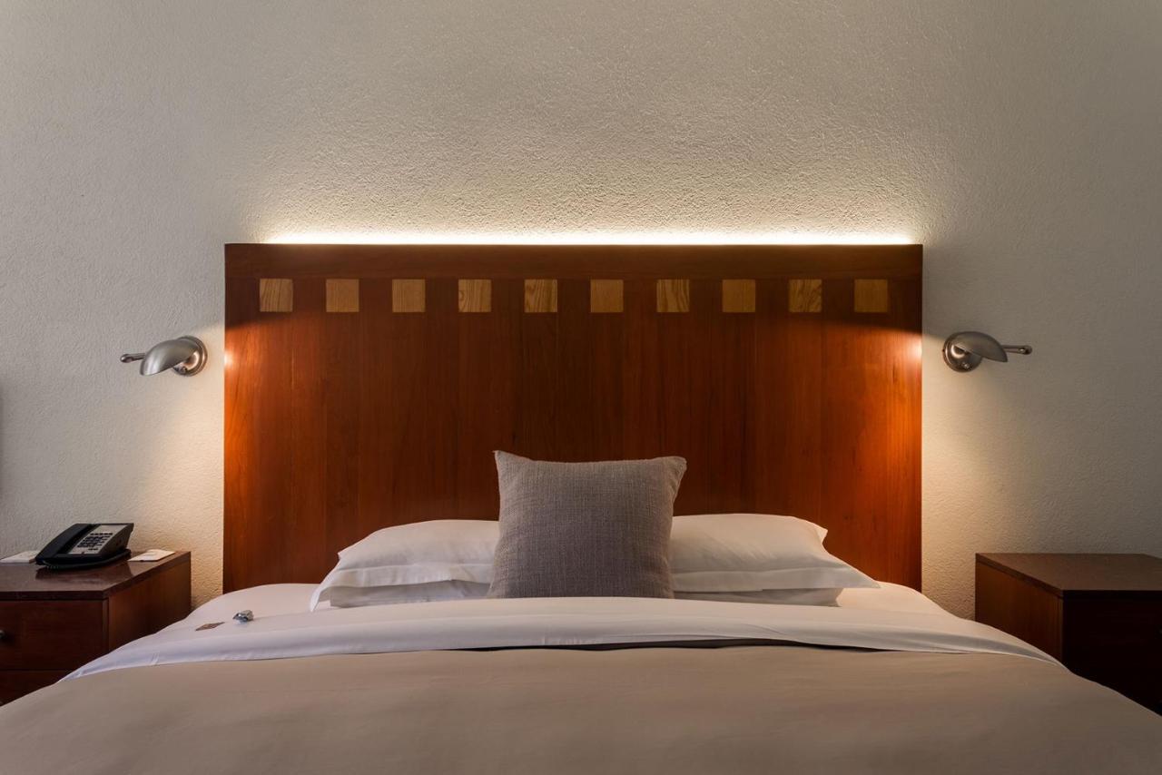 Camino Real Polanco Mexico Hotel Exterior foto A bed with a headboard