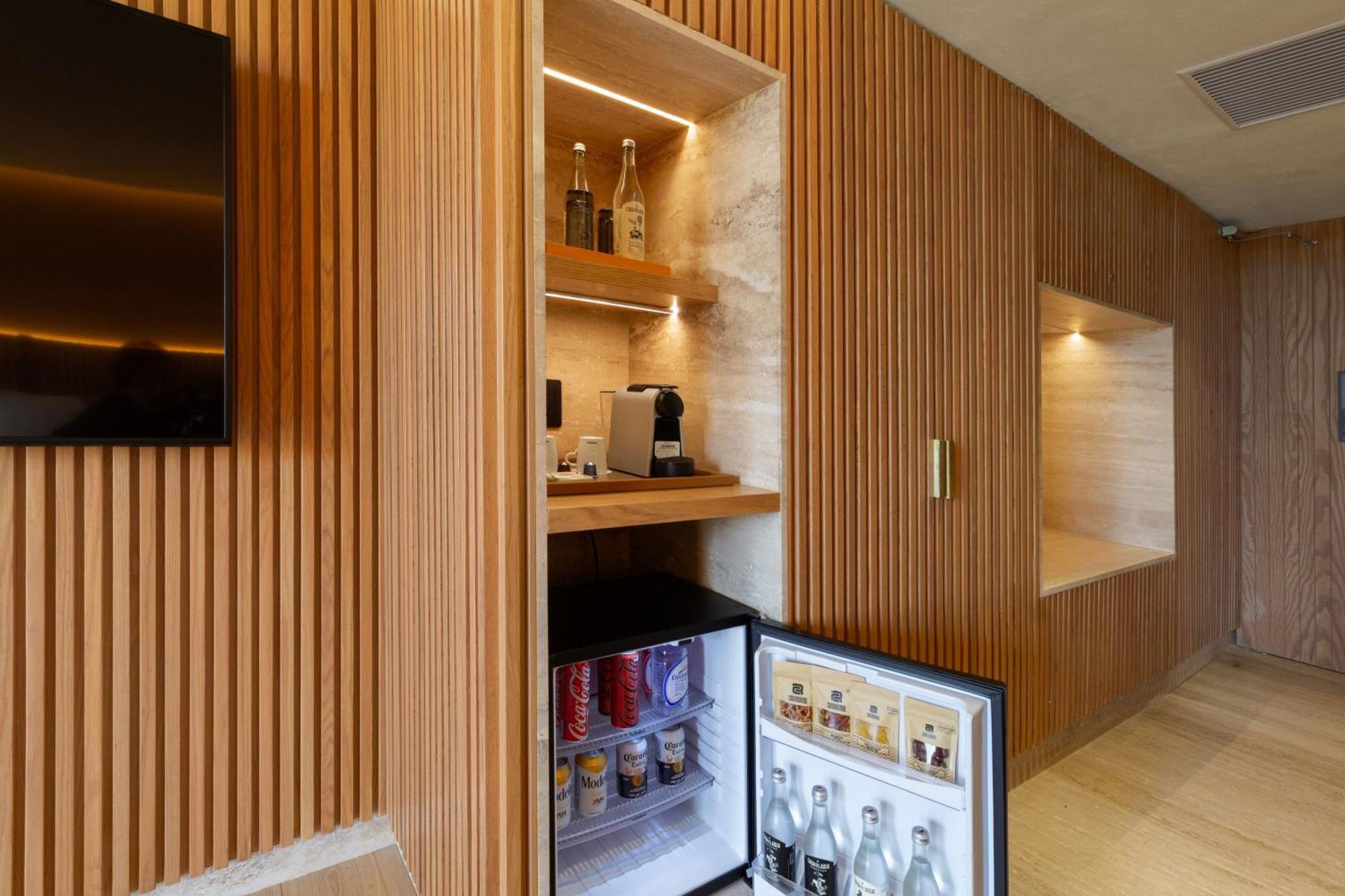 Camino Real Polanco Mexico Hotel Exterior foto A mini-bar in a hotel room